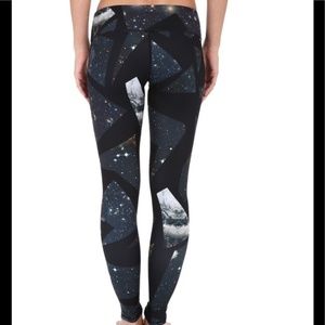 alo vaper space print crop leggings